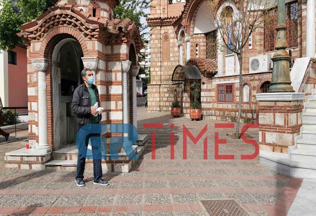 Εκκλησίες σε Αθήνα και Θεσσαλονίκη "έσπασαν" την απαγόρευση και άνοιξαν με "πορτιέρη"